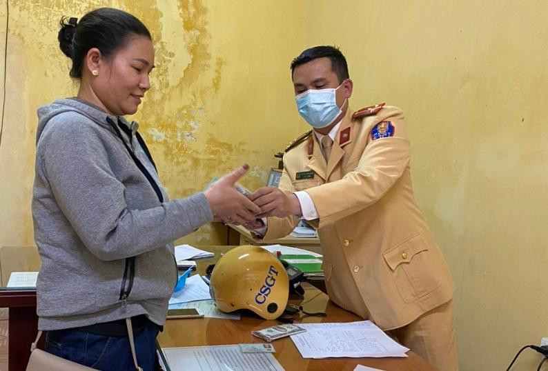 Thượng úy Nguyễn Hoàng Giang trao trả lại tài sản cho người đánh rơi