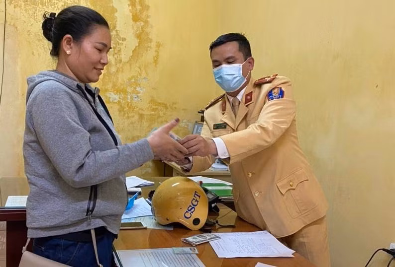 Thượng úy Nguyễn Hoàng Giang trao trả lại tài sản cho người đánh rơi