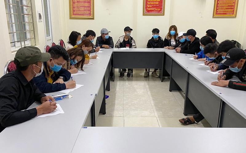 Các đối tượng vượt biên trái phép bị Công an phát hiện Các đối tượng vượt biên trái phép bị Công an phát hiện