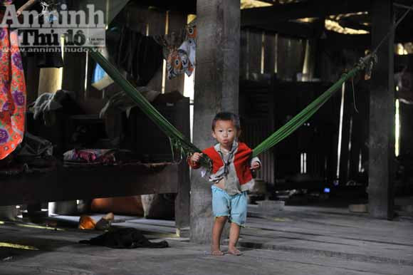 Những đứa trẻ ở bản "siêu đẻ" Mỏ Ba ảnh 1