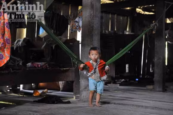 Những đứa trẻ ở bản "siêu đẻ" Mỏ Ba ảnh 1