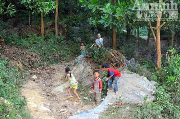 Những đứa trẻ ở bản "siêu đẻ" Mỏ Ba ảnh 10