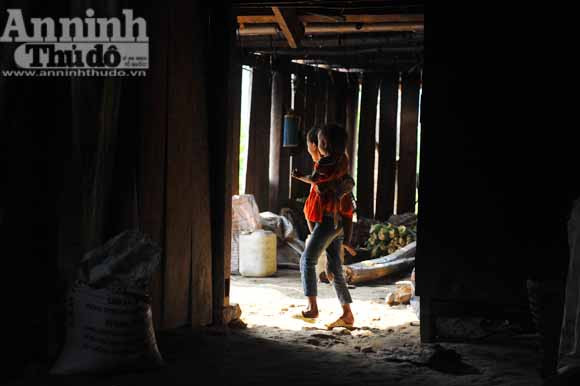 Những đứa trẻ ở bản "siêu đẻ" Mỏ Ba ảnh 3