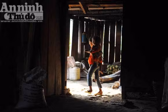 Những đứa trẻ ở bản "siêu đẻ" Mỏ Ba ảnh 3