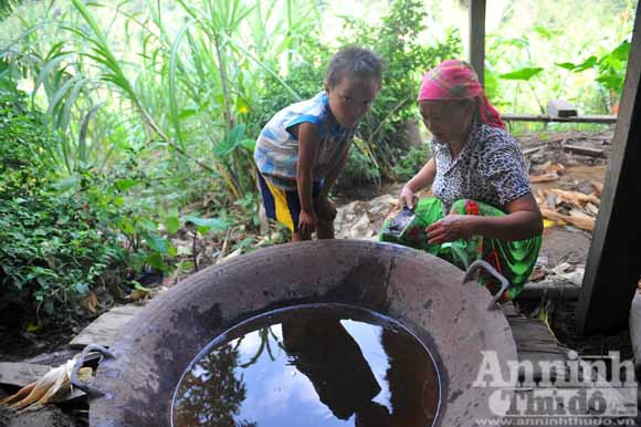 Những đứa trẻ ở bản "siêu đẻ" Mỏ Ba ảnh 13