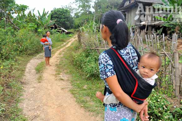 Những đứa trẻ ở bản "siêu đẻ" Mỏ Ba ảnh 9