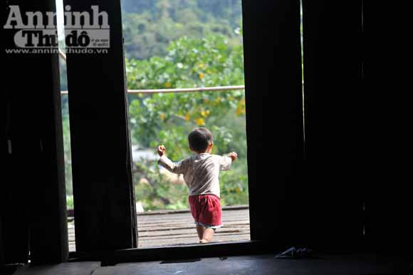Những đứa trẻ ở bản "siêu đẻ" Mỏ Ba ảnh 6