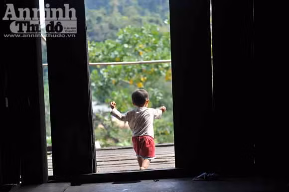 Những đứa trẻ ở bản "siêu đẻ" Mỏ Ba ảnh 6