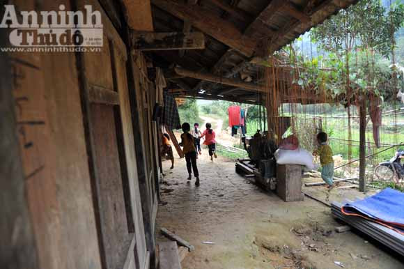 Những đứa trẻ ở bản "siêu đẻ" Mỏ Ba ảnh 5
