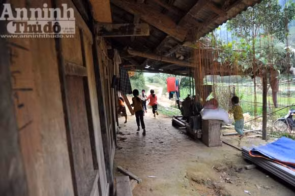 Những đứa trẻ ở bản "siêu đẻ" Mỏ Ba ảnh 5