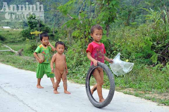 Những đứa trẻ ở bản "siêu đẻ" Mỏ Ba ảnh 7