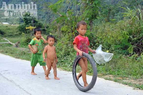Những đứa trẻ ở bản "siêu đẻ" Mỏ Ba ảnh 7
