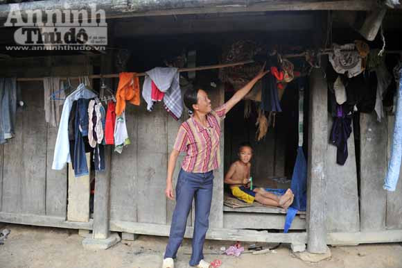 Những đứa trẻ ở bản "siêu đẻ" Mỏ Ba ảnh 2