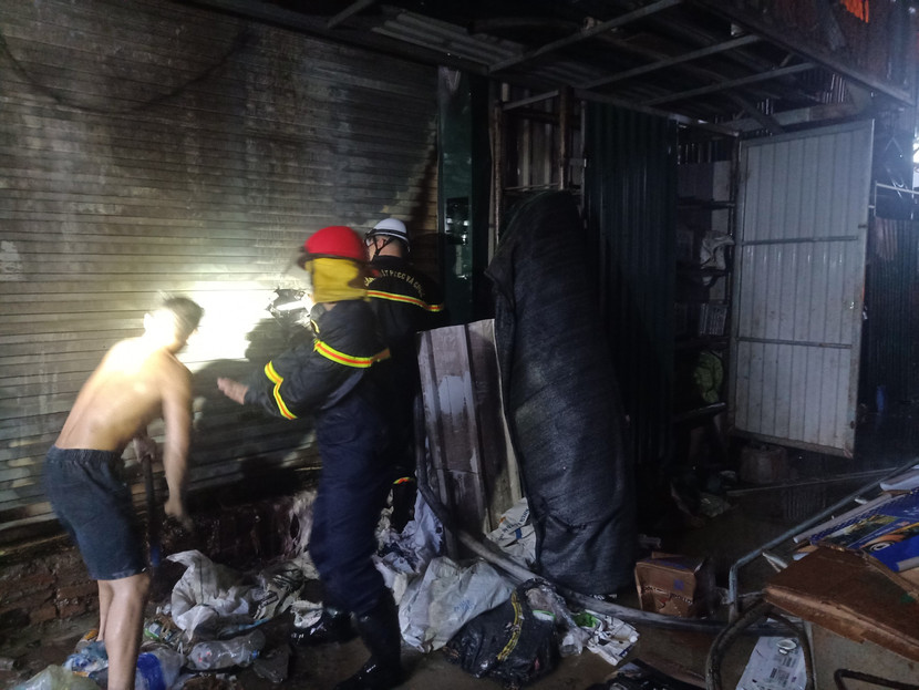 Lực lượng CS PCCC và CNCH kịp thời ngăn cháy lan và dập tắt ngọn lửa