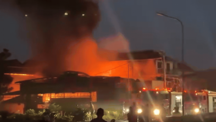 Lực lượng cứu hỏa nhanh chóng xử lý cháy cửa hàng quán kinh doanh ăn uống gần đê Phượng Cách, xã Phượng Cách, huyện Quốc Oai