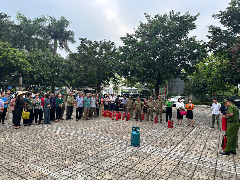 Lực lượng Cảnh sát PCCC và CNCH - CAQ Long Biên hướng dẫn người dân thực hành, xử lý tình huống cháy