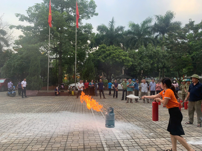 Các học viên thực hành sử dụng phương tiện chữa cháy hiệu quả, an toàn