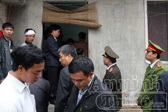 Đại tang phủ trắng triền đê sông Đáy ảnh 2