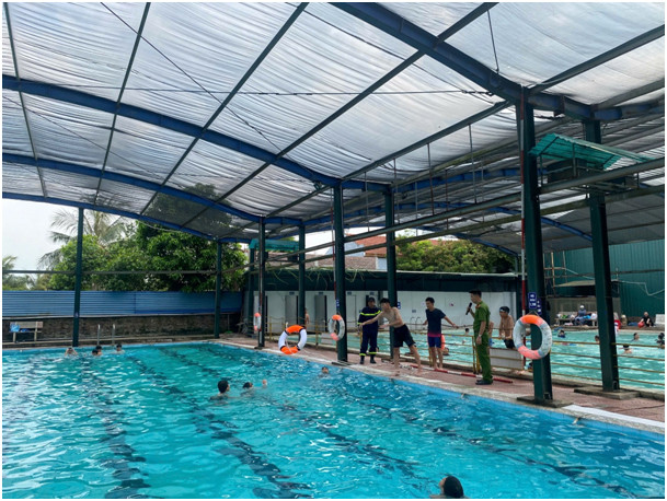 CBCS trực tiếp hướng dẫn người dân thực hiện các kỹ năng trong công tác phòng chống đuối nước