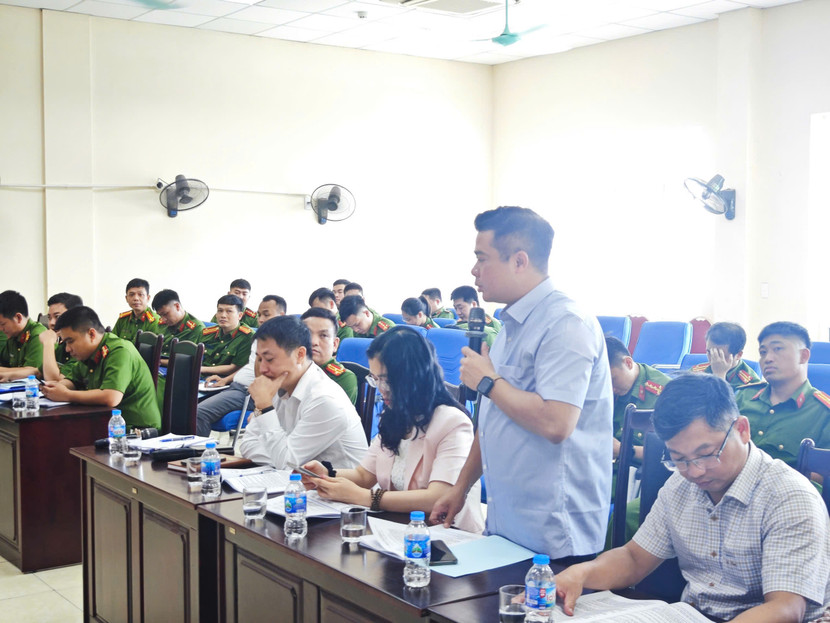 Đại diện địa bàn phường trao đổi các biện pháp an toàn cháy, nổ tại hội nghị hướng dẫn công tác QLNN về PCCC và CNCH do Phòng Cảnh sát PCCC và CNCH - Công an TP Hà Nội triển khai