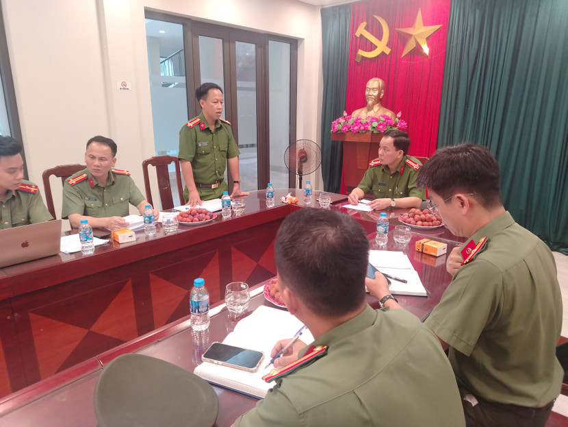 Trung tá Ngô Thái Sơn, Trưởng CAP Tây Hồ báo cáo với đồng chí Phó Giám đốc CATP về tình hình đảm bảo ANTT địa bàn