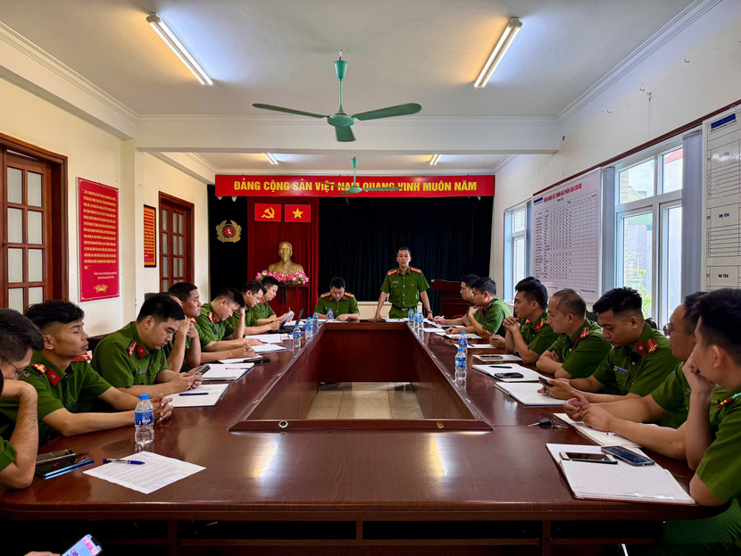 Đại diện Đội chữa cháy và cứu nạn cứu hộ khu vực số 18 – Phòng Cảnh sát PCCC&amp;CNCH – Công an TP Hà Nội tổ chức làm việc với Chỉ huy và Cảnh sát khu vực Long Biên