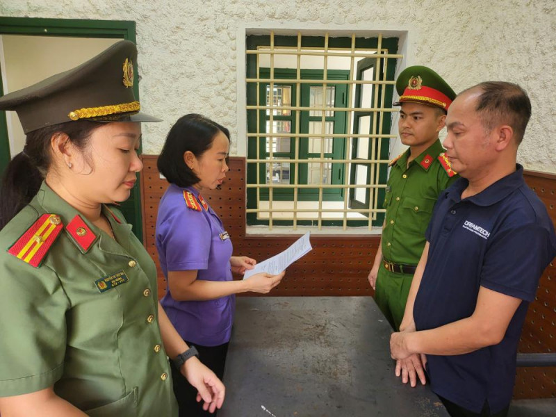 Cơ quan chức năng tống đạt quyết định khởi tố bị can đối với Nguyễn Đình Hiếu