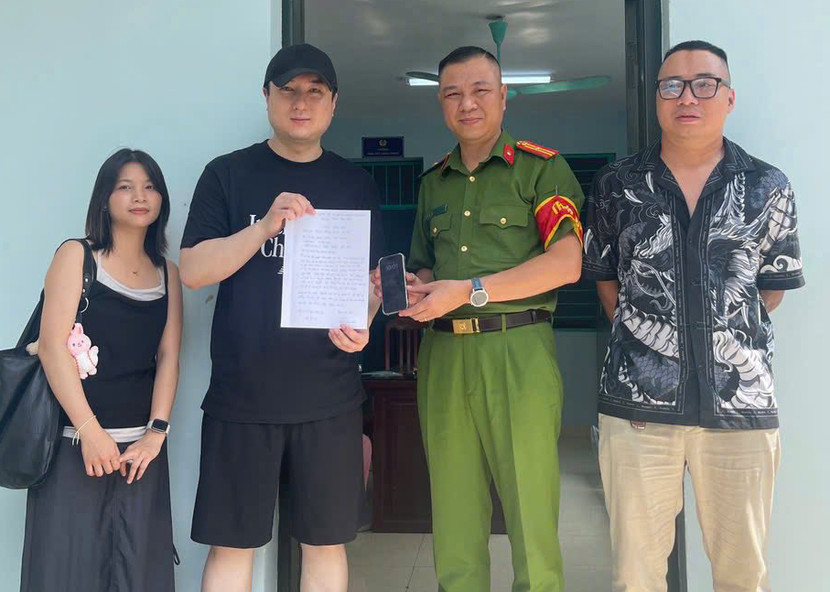 Công an phường Tây Hồ hỗ trợ tìm lại tài sản cho du khách nước ngoài