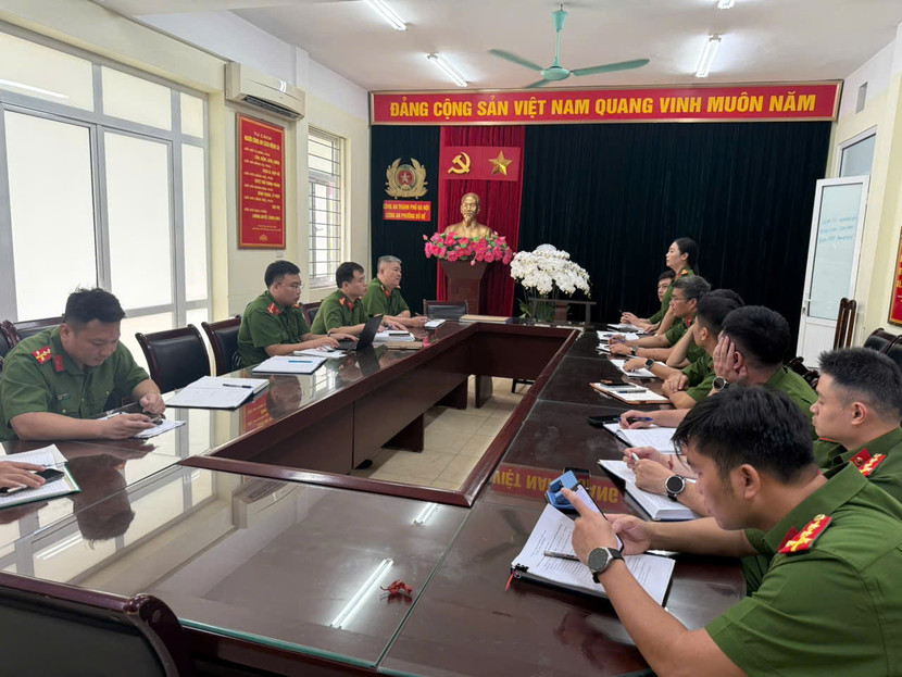 Trung tá Nguyễn Thị Ngọc Hoa - Phó trưởng CAP Bồ Đề trao đổi tại buổi làm việc