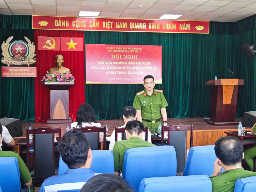 Thượng tá Ngô Tiến Long, Phó trưởng Phòng Cảnh sát PCCC và CNCH - Công an TP Hà Nội phát biểu tại hội nghị