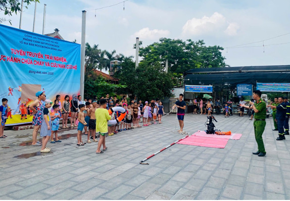 Cảnh sát PCCC và CNCH tuyên truyền, hướng dẫn kỹ năng trong phòng chống tai nạn đuối nước