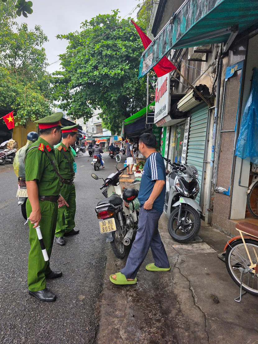 Tổ CSTT - Công an xã Đại Thanh tuần tra, tuyên truyền người dân nâng cao ý thức chấp hành TTĐT, TTATGT