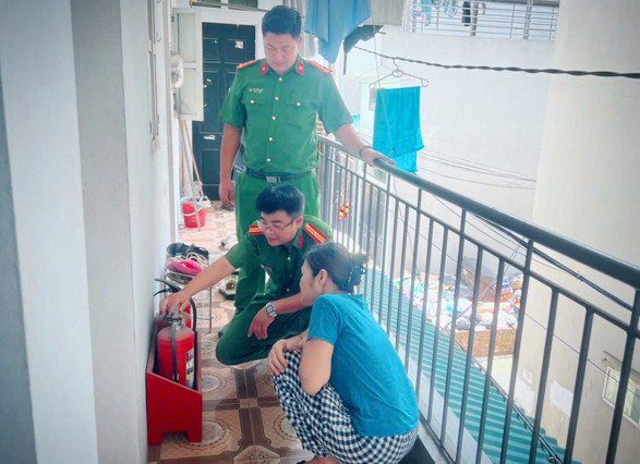 Cảnh sát PCCC và CNCH CATP Hà Nội hướng dẫn người dân sử dụng, kiểm tra phương tiện bình chữa cháy