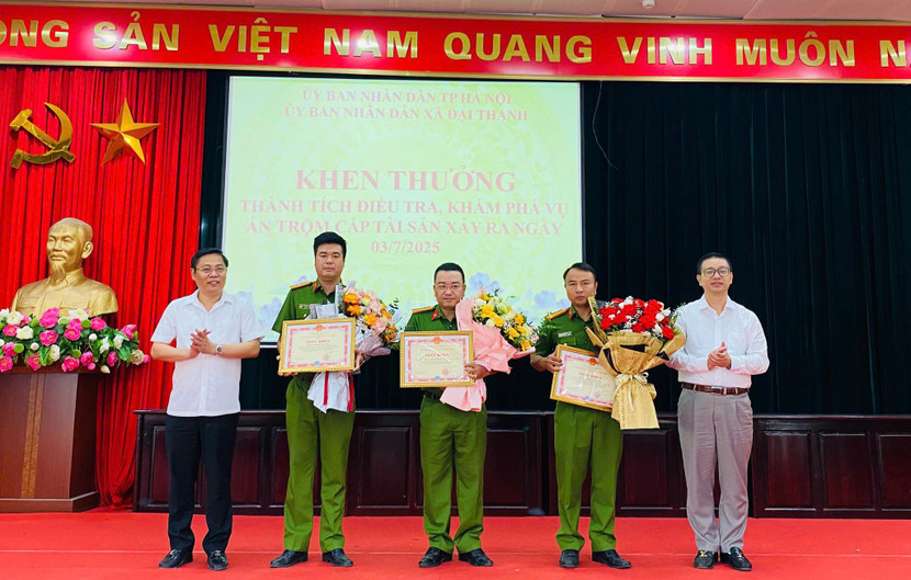 Đại diện lãnh đạo Đảng ủy, HĐND, UBND xã Đại Thanh khen thưởng Công an xã về thành tích phòng chống tội phạm