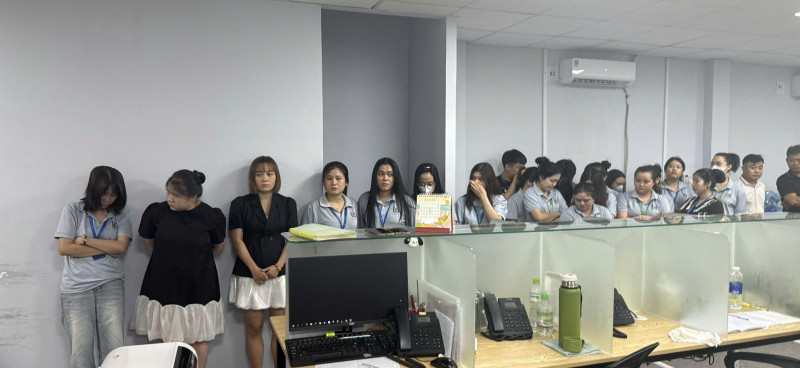 Các bị can bị khởi tố về tội “Lừa đảo chiếm đoạt tài sản và Đưa hoặc sử dụng trái phép thông tin mạng máy tính, mạng viễn thông”, có đến 80 bị can là nữ