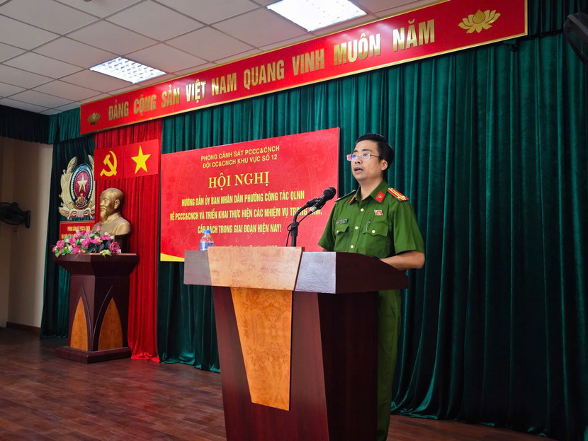 Trung tá Nguyễn Tuấn Dũng, Đội trưởng Đội CC và CNCH khu vực số 12 hướng dẫn UBND và Công an các phường một số nhiệm vụ trọng tâm cấp bách trong giai đoạn hiện nay