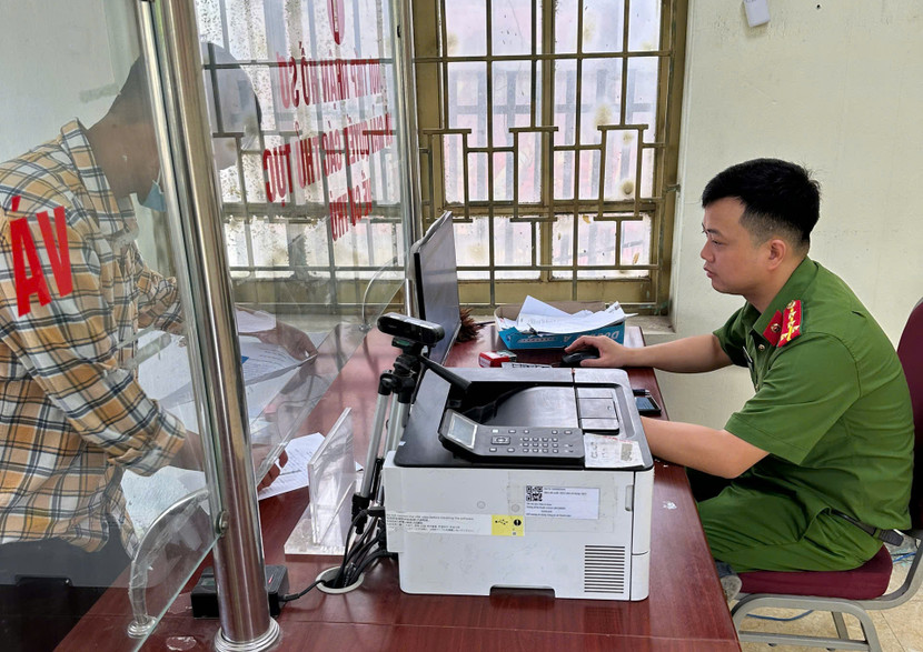 Công an xã Tiến Thắng hướng dẫn, hỗ trợ người dân thực hiện thủ tục hành chính Công an xã Tiến Thắng hướng dẫn, hỗ trợ người dân thực hiện thủ tục hành chính