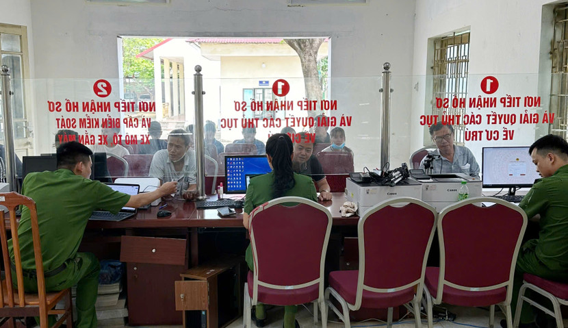 Công an xã Tiến Thắng tiếp nhận, giải quyết thủ tục đăng ký xe và cư trú Công an xã Tiến Thắng tiếp nhận, giải quyết thủ tục đăng ký xe và cư trú