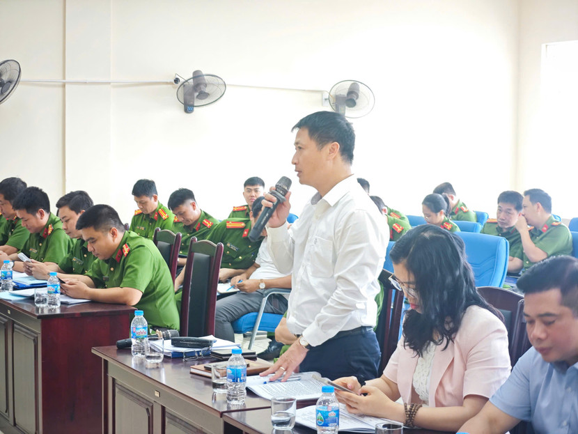 Các đại biểu trao đổi các biện pháp an toàn cháy, nổ tại hội nghị hướng dẫn công tác QLNN về PCCC và CNCH do Phòng Cảnh sát PCCC và CNCH - Công an TP Hà Nội triển khai