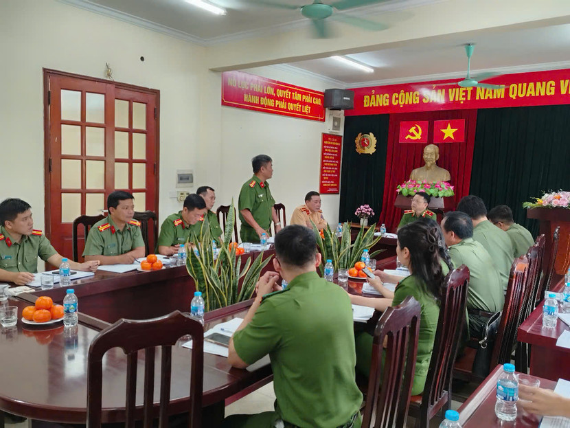 Trung tá Nghiêm Bá Phước, Trưởng CAP Hồng Hà báo cáo tình hình công tác với đồng chí Phó Giám đốc cùng đoàn công tác CATP