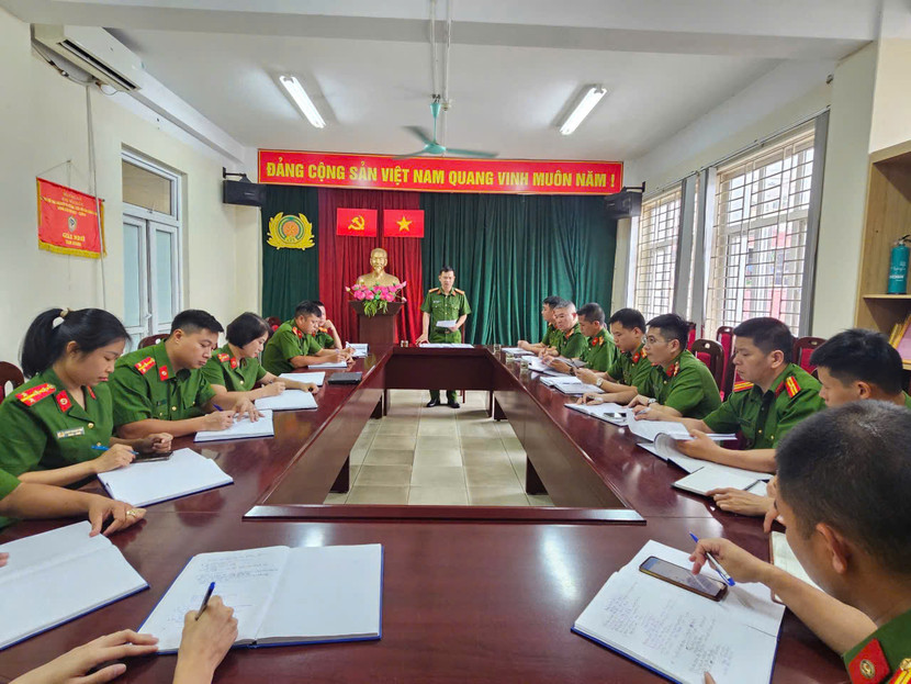 Đại diện Ban Chỉ huy Đội chữa cháy và cứu nạn, cứu hộ khu vực số 18 - Phòng Cảnh sát PCCC&amp;CNCH – CATP Hà Nội đã chủ động triển khai nhiệm vụ