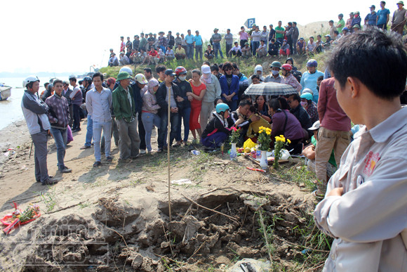 Đang tìm xác, một phụ nữ bật khóc bất thường và gọi chồng nạn nhân Huyền là...chồng ảnh 6 Đang tìm xác, một phụ nữ bật khóc bất thường và gọi chồng nạn nhân Huyền là...chồng ảnh 6