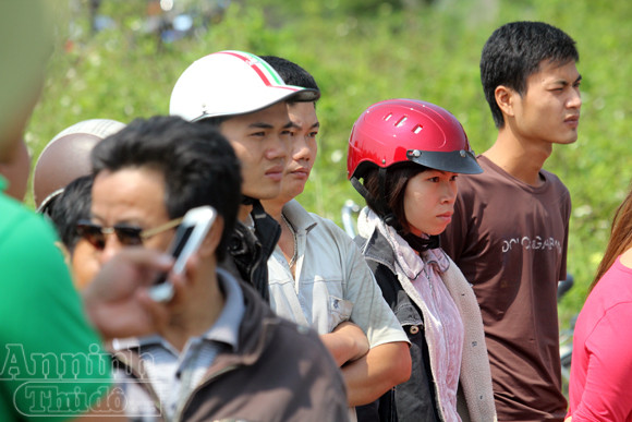 Đang tìm xác, một phụ nữ bật khóc bất thường và gọi chồng nạn nhân Huyền là...chồng ảnh 11 Đang tìm xác, một phụ nữ bật khóc bất thường và gọi chồng nạn nhân Huyền là...chồng ảnh 11
