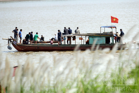 Đang tìm xác, một phụ nữ bật khóc bất thường và gọi chồng nạn nhân Huyền là...chồng ảnh 12 Đang tìm xác, một phụ nữ bật khóc bất thường và gọi chồng nạn nhân Huyền là...chồng ảnh 12