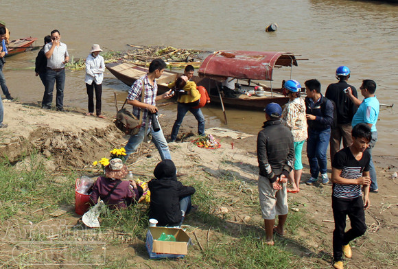Đang tìm xác, một phụ nữ bật khóc bất thường và gọi chồng nạn nhân Huyền là...chồng ảnh 7 Đang tìm xác, một phụ nữ bật khóc bất thường và gọi chồng nạn nhân Huyền là...chồng ảnh 7