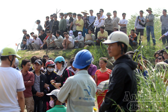 Đang tìm xác, một phụ nữ bật khóc bất thường và gọi chồng nạn nhân Huyền là...chồng ảnh 9 Đang tìm xác, một phụ nữ bật khóc bất thường và gọi chồng nạn nhân Huyền là...chồng ảnh 9