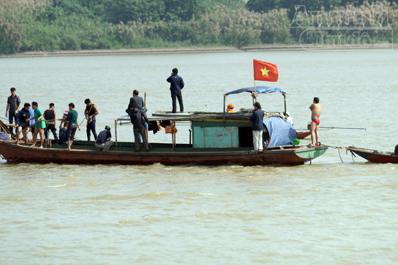 Đang tìm xác, một phụ nữ bật khóc bất thường và gọi chồng nạn nhân Huyền là...chồng ảnh 5 Đang tìm xác, một phụ nữ bật khóc bất thường và gọi chồng nạn nhân Huyền là...chồng ảnh 5