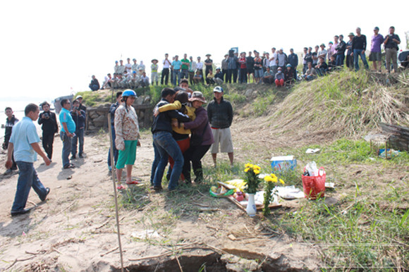 Đang tìm xác, một phụ nữ bật khóc bất thường và gọi chồng nạn nhân Huyền là...chồng ảnh 8