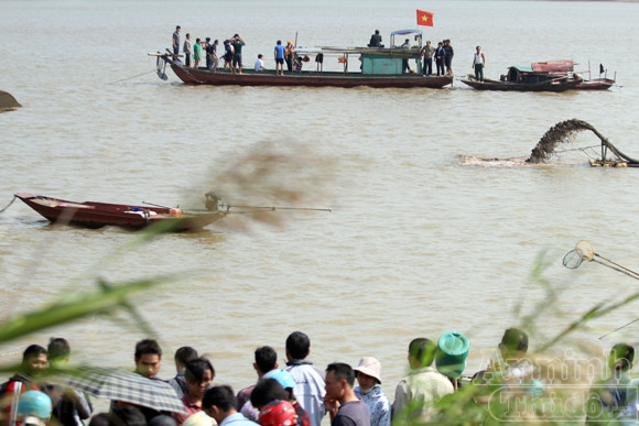 Đang tìm xác, một phụ nữ bật khóc bất thường và gọi chồng nạn nhân Huyền là...chồng ảnh 4 Đang tìm xác, một phụ nữ bật khóc bất thường và gọi chồng nạn nhân Huyền là...chồng ảnh 4