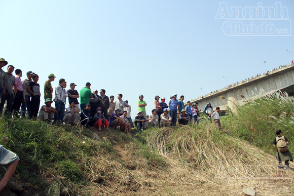 Đang tìm xác, một phụ nữ bật khóc bất thường và gọi chồng nạn nhân Huyền là...chồng ảnh 10 Đang tìm xác, một phụ nữ bật khóc bất thường và gọi chồng nạn nhân Huyền là...chồng ảnh 10